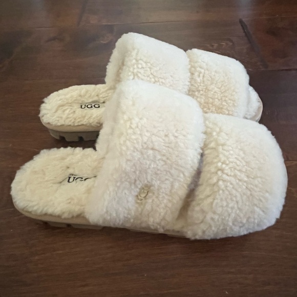 UGG Shoes - UGG Slipper/Slide Sheepskin Insole. Size M